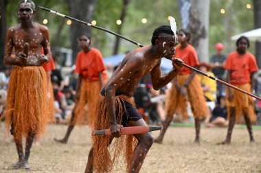 LAURA, QLD - 08 Temmuz 2023: Laura Quinkan Dans Festivali Cape York Avustralya 'da yerli erkekler tören dansında. Törenler dans, şarkı, ritüeller, vücut dekorasyonları ve kostümleri birleştirir