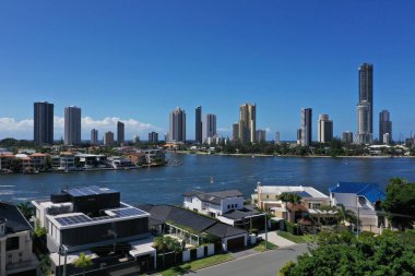 Avustralya 'nın Gold Coast Queensland şehrinde Sörfçülere karşı lüks evin hava aracı manzarası