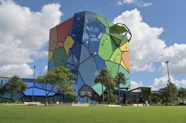 Gold Coast - 12 Şubat 2024: HOTA Sanat Galerisi Sörfçülerin Cennet Altın Sahil Queensland Sanat Merkezi, Avustralya.