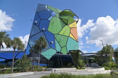 Gold Coast - 12 Şubat 2024: HOTA Sanat Galerisi Sörfçülerin Cennet Altın Sahil Queensland Sanat Merkezi, Avustralya.