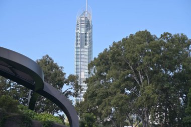 SURFERS PARADISE, QLD - APR 12 2024: Q1 Tower (Queensland Number One), Queensland, Avustralya 'da 322.5 metrelik (1,058 ft) bir gökdelen. Avustralya 'daki en yüksek bina..