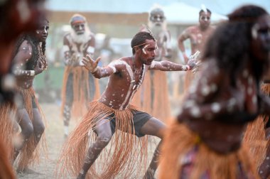 LAURA, QLD - 08 Temmuz 2023: Laura Quinkan Dans Festivali Cape York Avustralya 'da yerli halk seremoni dansında. Törenler dans, şarkı, ritüeller, vücut dekorasyonları ve kostümleri birleştirir