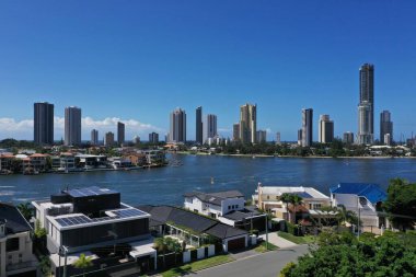Avustralya 'nın Gold Coast Queensland şehrinde Sörfçülere karşı lüks evin hava aracı manzarası