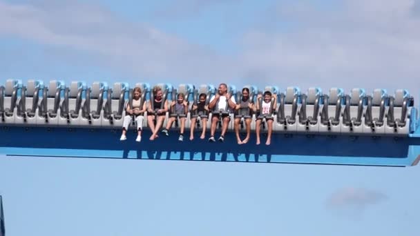 Gold Coast Aus Apr 2024 Grupp Turister Vortex Thrill Ride — Stockvideo