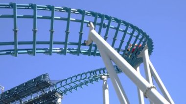 Gold Coast, AUS - 29 Nisan 2024: Storm Coaster Ride Sea World Gold Coast Queensland, Avustralya. 470 metre uzunluğunda (1,540 feet) 28 metre (92 ft) yüksekliğinde ve maksimum hızı 70 km (43 mph) 'dir.). 