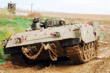 GAZA STRIP - DEC 27 2008: İsrailli Namer Armoured Personel Taşıyıcı 2008-2009 yılları arasında Gazze Şeridi 'nde gerçekleştirilen Cast Lead operasyonu sırasında Gazze Şeridi' ne yapılacak kara saldırısına hazırlanıyor.