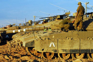 GAZA STRIP - DEC 27 2008: İsrailli tank ekibi, Cast Lead operasyonu sırasında Gazze Şeridi 'ne yapılacak bir kara saldırısına hazırlanıyor. 2008-2009 kışında Gazze Şeridi' nde üç haftalık silahlı çatışma yaşandı.