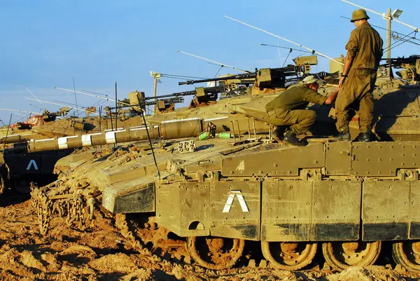 GAZA STRIP - DEC 27 2008: İsrailli tank ekibi, Cast Lead operasyonu sırasında Gazze Şeridi 'ne yapılacak bir kara saldırısına hazırlanıyor. 2008-2009 kışında Gazze Şeridi' nde üç haftalık silahlı çatışma yaşandı.
