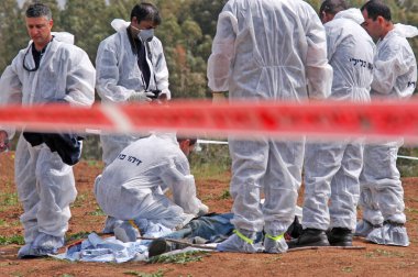NACHAL OZ, ISR - 28 MAR 2006: İsrail polisi Hamas 'ın askeri kolu tarafından Gazze Şeridi' nden fırlatılan bir Qassam roketi tarafından öldürülen kişinin ölümünü araştırdı.