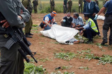 NACHAL OZ, ISR - 28 MAR 2006: İsrail polisi Hamas 'ın askeri kolu tarafından Gazze Şeridi' nden fırlatılan bir Qassam roketi tarafından öldürülen kişinin ölümünü araştırdı.