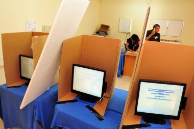 SDEROT - NOV 02 2008: İsrail Elektronik oy kullanma makinesi. İşçi Partisi, birçok sandık merkezinin yeni dokunmatik ekranlı oylama sisteminde ciddi teknik sorunlar yaşaması sonrasında birincil seçimlerini iptal etti..