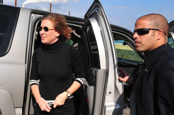 stock image ASHKELON - DEC 09 2008:Israel Minister of Foreign Affairs Tzipi Livni escort by General Security Service bodyguard.She is an Israeli politician, diplomat and leader in the center-left political camp.