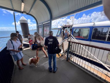 BRISBANE - 29 MAR 2023: Coochiemudlo Adası Queensland, Avustralya Yolcu Feribot Servisi. Feribot, yolcuları, bazen araçları ve kargoları bir su kütlesi boyunca taşıyan bir su gemisidir..