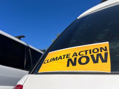 BRISBANE - 13 Haziran 2024: Arabanın camına iklim değişikliği etiketi yapıştırıldı. İklim değişikliği tartışmaları çoğunlukla bilimsel olmaktan çok siyasi