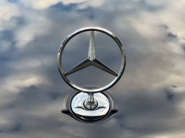 BRISBANE - MAR 24 2024: Mercedes-Benz tabelası araba kaputunda. 2018 yılında, Mercedes-Benz 2.31 milyon yolcu arabası satarak dünyanın en büyük premium otomobil markası oldu..
