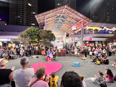 SURFERS PARADISE - 10 APR 2024: Sörfçüler Cenneti 'ndeki Cavill Mall' da bir sokak şovunu izleyen kalabalık, Gold Coast 'un eğlence ve turizm merkezi banliyösü.