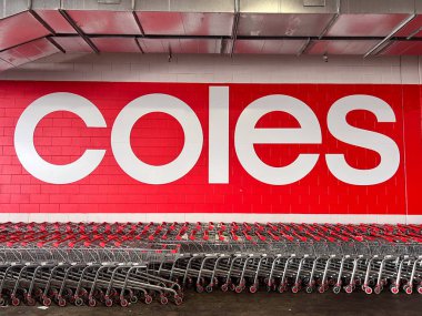 BRISBANE - MAR 01 2024: Coles süpermarket alışveriş arabaları... Avustralya süpermarketleri müşterilerin artan yaşam maliyetleri hakkında tüketici kaygılarının ön saflarında yer alıyor.