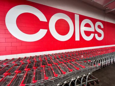 BRISBANE - MAR 01 2024: Coles süpermarket alışveriş arabaları... Avustralya süpermarketleri müşterilerin artan yaşam maliyetleri hakkında tüketici kaygılarının ön saflarında yer alıyor.