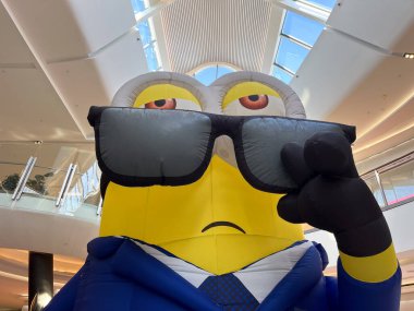 BRISBANE - 16 Haziran 2024: Despicable Me 4 'ün başrolde oynadığı büyük ölçekli bir Minion heykeli, Universal Pictures ve Illumination tarafından üretilen 2024 yapımı Amerikan animasyon komedi filmi..