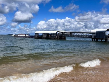 BRISBANE - 29 MAR 2023: Coochiemudlo Adası Queensland, Avustralya Yolcu Feribot Servisi. Feribot, yolcuları, bazen araçları ve kargoları bir su kütlesi boyunca taşıyan bir su gemisidir..