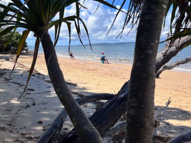 BRISBANE - 29 MAR 2023: Coochiemudlo Adası 'nda bir plajda balık tutan Avustralyalılar. Queensland, Avustralya' da, tüm gelgit türleri için genel bir sahip olma sınırı vardır..