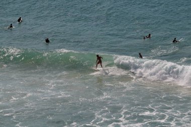 Gold Coast Queensland, Avustralya 'daki Sörfçüler Cenneti' nde sörf yapan büyük bir grup sörfçünün 28 Haziran 2024 tarihli hava manzarası