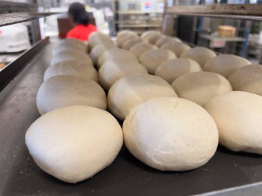 Fırında bir sürü taze ekmek hamuru var.