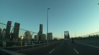 BRISBANE - 08 2024: Brisbane City Queensland Avustralya 'da sabah trafiği. Hikaye Köprüsü günde 100,000' den fazla araç taşır ve 2040 yılı yaklaşırken kapsamlı bir restorasyona ihtiyaç duyar..