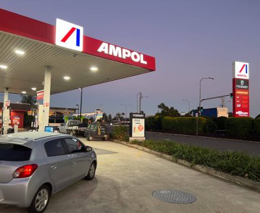 BRISBANE - 12 Temmuz 2024: Ampol Petrol İstasyonu. Queensland İşçi Partisi, Queensland, Avustralya 'da akaryakıt fiyatlarına zam ve 12 devlet petrol istasyonuna tedbir koydu..