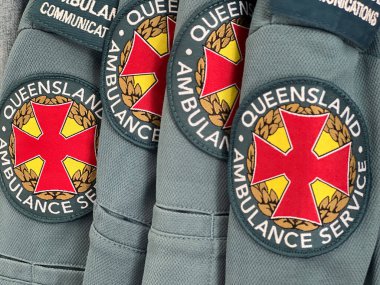 BRISBANE - Temmuz 06 2024: Queensland Ambulans Servisi üniforma üzerine sembol. 4500 'den fazla FTE personeli QAS tarafından istihdam edilmiştir, bunların yaklaşık% 87' si ön cephe personelidir..