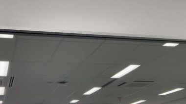 Gözlem odasında kullanılan aynalar: infaz odaları, deneysel psikoloji araştırmaları, sorgu odaları, realite televizyon programları ve aynalı bir muhafaza içine gizlenmiş güvenlik kameraları..
