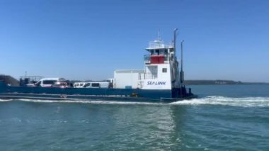 MORETON BAY Adaları, QLD - 25 AUG 2024: Körfez Adaları Queensland Avustralya arasında SeaLink feribot taşımacılığı araçları. SeaLink, ASX 'te Avustralya' nın en büyük deniz ve turizm sektörü listesidir.