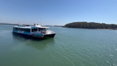 MORETON BAY Adaları, QLD - 25 AUG 2024: SeaLink feribot deniz taşımacılığı yolcuları Bay Adaları Queensland Avustralya arasında. SeaLink, ASX 'te Avustralya' nın en büyük deniz ve turizm sektörü listesidir.