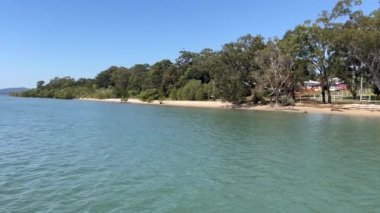Karragarra Adası 'nın yanında demirleyen yelkenlilerin manzarası. Karragarra Adası, Avustralya 'nın Queensland kentindeki Brisbane yakınlarındaki Güney Moreton Körfezi Adalarından biridir..