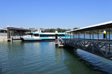 MORETON BAY Adaları, QLD - 25 AUG 2024: SeaLink feribot deniz taşımacılığı yolcuları Bay Adaları Queensland Avustralya arasında. SeaLink, ASX 'te Avustralya' nın en büyük deniz ve turizm sektörü listesidir.