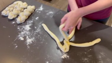 Şabat tatili için Challah ekmeği hazırlayan Yahudi kadının elleri