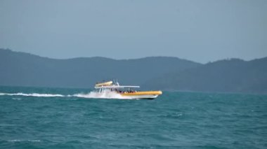 WhitSunday, QLD - SEP 23 2024: Turistler Okyanus Raftingi üzerinden Avustralya 'nın Queensland kentindeki Büyük Set Resifi' ne seyahat edenler için popüler bir turizm merkezi.. 