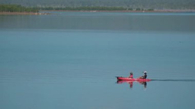 PROSERPINE, QLD - SEP 20 2024: Proserpine Gölü 'nde kayak yapan çift, Queensland, Avustralya' nın WhitSunday Bölgesi 'nde bir kırsal bölgeye sahiptir. 2021 nüfus sayımında Proserpine Gölü' nde Proserpine Gölü nüfusu