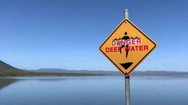 Queensland Avustralya 'daki bir gölde tehlike işareti. 