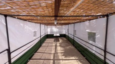 Boş Sukkah ya da İbranice Succah, Sukkot bayramı için geçici bir Yahudi kulübesi festivali.. 