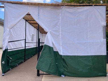 Boş Sukkah ya da İbranice Succah Yahudi bayramı için geçici bir kulübe..