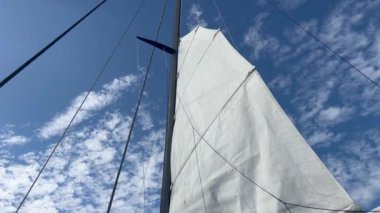 Uzun bir yelkenli yelkenli direğini alçak açılı çekiş.