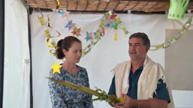 Dört tür üzerinde kutsanmış Yahudi erkek ve kadın dört bitkidir: Tevrat 'ta geçen etrog, lulav, haç ve aravah' ın Yahudi bayramı Sukkot ile ilgili olduğu belirtilmiştir..