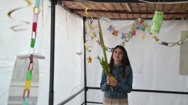 Yahudi genç kız (14 yaşında) dört tür üzerinde kutsanmıştır: Tevrat 'ta geçen etrog, lulav, hadass ve aravah' ın Yahudi bayramı ile ilgili olduğu belirtilmiştir..