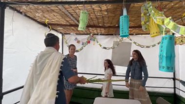 Dört tür üzerindeki Yahudi aile nimeti dört bitkidir: Tevrat 'ta yer alan etrog, lulav, hadass ve aravah, Yahudi bayramı olan Sukkot bayramı ile ilişkilidir..