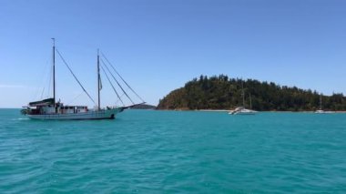 Queensland, Avustralya 'daki WhitSunday Adası' na yelken açan bir yelkenli manzarası..