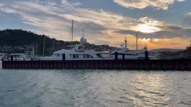 WhitSunday tropik kuzey Queensland, Avustralya 'daki Airlie Sahili' nde Shute Harbour Marina Resort üzerinde dramatik günbatımı gökyüzü.