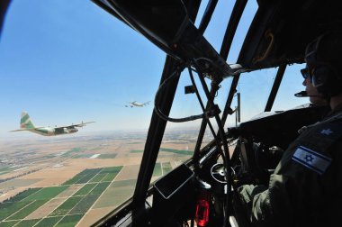 WESTERN NEGEV - 10 Mayıs 2011: Lockhead C-130 Herkül Batı Negev, İsrail üzerinde uçar. 1976 yılında, dört İsrail C-130 Herkül nakliye uçağı kurtarma operasyonu için gizlice Entebbe Havalimanı 'na uçtu..