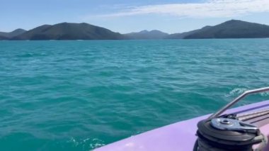 Queensland, Avustralya 'daki Whitsunday Adası' na giden bir yelkenli teknesinden deniz manzarası.. 
