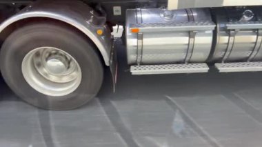 Altın Kıyı, QLD - 6 Aralık 2024: eyaletler arası yolda dönen Avustralyalı tır tekerleklerinin hız hareketi. Avustralya 'daki karayolu taşımacılığı 65.3 milyar dolar gelir sağlıyor..